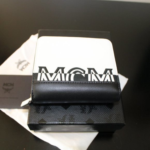 🔥MCM Women's White Black Contrast Logo Small Leather Zip Wallet NWT & Box - Picture 3 of 16
